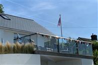 A bungalow framed with a beautiful glass balustrade makes an impressive panoramic view of the Kent coastline. Protecting the new terrace with wing-shaped handrail in a Royal Chrome finish.