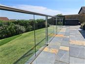 What are the key features of glass balustrades in architectural design - Balconette 
