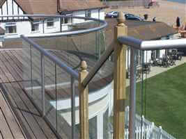 Curved and straight balustrade next to the coast